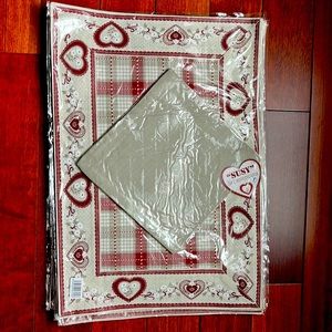 4 placemats with napkins